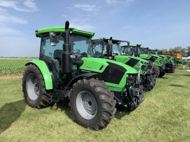 Weikendorf, Aşağı Avusturya, Avusturya - 12 Haziran 2019: Deutz-Fahr kendi traktör aralığının bir kısmını bir tarım fuarında sergiliyor. Bölge Gaenserndorf im Marchfeld. Aşağı Avusturya. Sırada büyük tarım araçları var.
