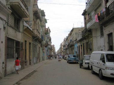 Centro Habana, Havana, Küba - 13 Mart 2009: Havana 'daki tipik sokak sahnesi vatandaşları gösteriyor, klasik arabaları park ediyorlar ve balkonlu eski apartman binaları yıpranmış..