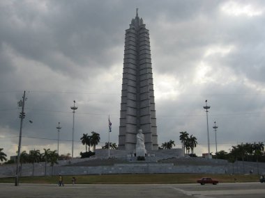 Plaza de la Revolucion, Havana, Küba - 14 Mart 2009: Havana 'da bulutlu bir günde Jose Marti Memorial ve Küba bayrağıyla devrim meydanı.