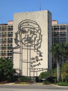 Plaza de la Revolucion, Havana, Küba - 14 Mart 2009: Küba İçişleri Bakanlığı 'nın Havana' daki Devrim Meydanı 'ndaki ön cephesinde ikonik fotoğraf 