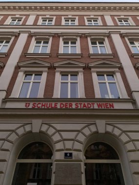 Viyana, Avusturya - 29 Aralık 2024: Okul binasının ön cephesi ve girişi 