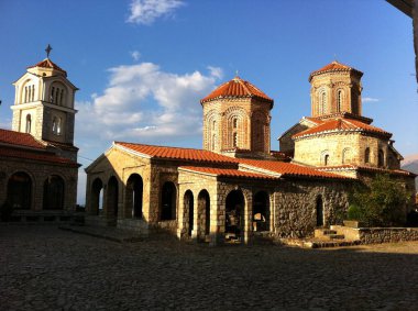 Sveti Naum, Kuzey Makedonya - 07 Ekim 2011: Saint Naum antik manastırının avlusu sıcak güneş ışığında. 