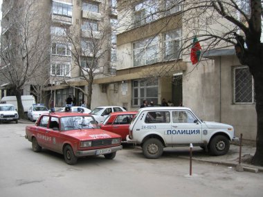 Sofya, Bulgaristan - 28 Mart 2006: Bulgaristan 'ın başkenti Sofya' daki polis karakolu ve polis arabaları giriş kapısının önünde duruyor.