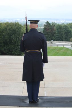 Arlington Ulusal Mezarlığı - 18 Eylül 2024: Güzel ağaçlar, ekilmiş çimenler, bulutlu gökyüzü..