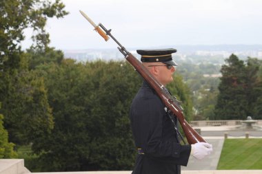 Arlington Ulusal Mezarlığı - 18 Eylül 2024: Onur Koruyucusu Meçhul Asker 'in Mezarı' nda görev yapıyor, kötü hava, bulutlu gökyüzü.