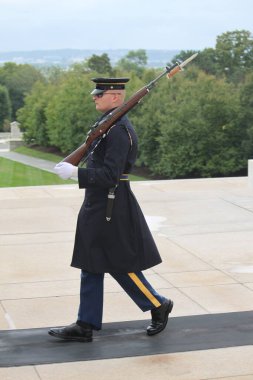 Arlington Ulusal Mezarlığı - 18 Eylül 2024: Onur Koruyucusu Meçhul Asker 'in Mezarı' nda görev yapıyor, kötü hava, bulutlu gökyüzü.