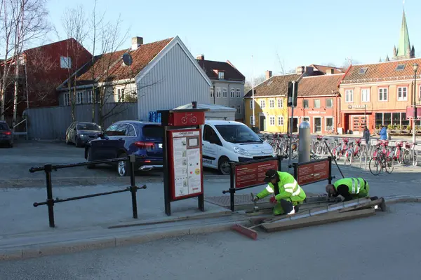 Trondheim, Trondelag, Norveç, 11 Nisan 2019: Trampe bisiklet kaldırma (Norveç Sykkelheisen Trampe) 'de bisiklet sezonuna hazırlık çalışmaları. Asansör dik tepeye çıkar Brubakke