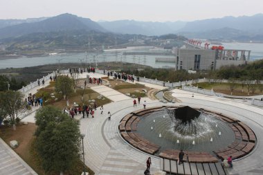 Sandouping, Yiling, Yichang, Hubei, Çin - 14 Mart 2017: Etkileyici Üç Boğaz Barajı, Yangtze Nehri, ziyaretçi merkezi ve çevre manzaraya panoramik manzara.