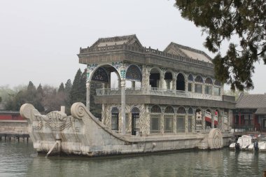 Haidian, Pekin, Çin - 22 Mart 2017: Kunming Gölü 'ndeki Yaz Sarayı' nda bir bahar günü.