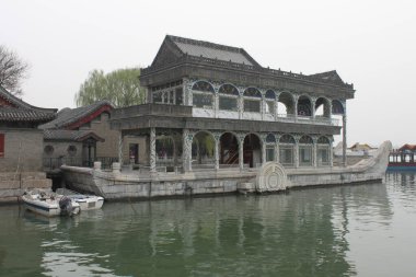 Haidian, Pekin, Çin - 22 Mart 2017: Kunming Gölü 'ndeki Yaz Sarayı' nda bir bahar günü.