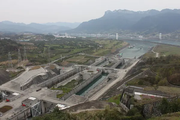Sandouping, Yiling, Yichang, Hubei, Çin - 14 Mart 2017: Etkileyici Üç Boğaz Barajı, Yangtze Nehri ve çevresindeki manzaraya panoramik bakış.