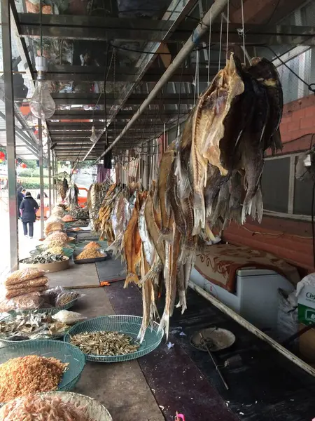 Wushan, Chongqing, Çin - 15 Mart 2017: Kurutulmuş balık ve doğranmış balıkların sepetlerde, plastik poşetlerde ve kaselerde satıldığı market tezgahı.
