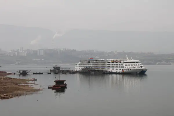 Zhong, Chongqing, Çin - 16 Mart 2017: Yangtze Gold Cruises tarafından işletilen Yangtze Gold Cruises adlı lüks 5 yıldızlı yolcu gemisi.