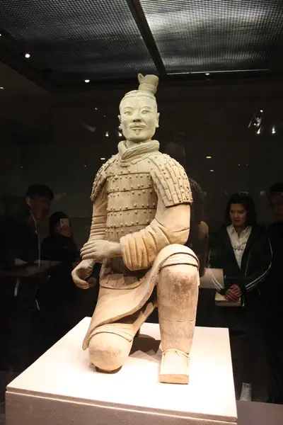 Lintong, Xi 'an, Shaanxi, Çin - 18 Mart 2017: Şaşırtıcı ziyaretçiler, Birinci Qin İmparatoru' nun Anıtmezar 'ındaki Terracotta Ordusu' nun savaşçılarına saygılarını sunarlar..