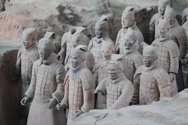 Lintong, Xi 'an, Shaanxi, Çin - 18 Mart 2017: Birinci Qin İmparatorunun anıt mezarında yeni kazılan Terracotta Ordusu savaşçılarının detayları.