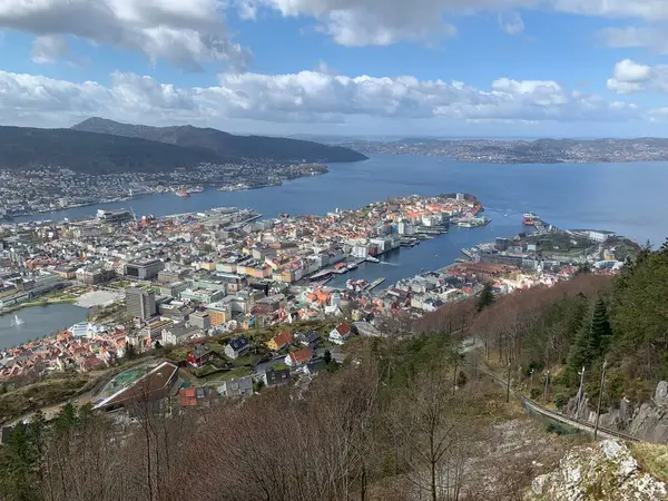 Bergen, Vestland, Norveç - 9 Nisan 2019: Floyen Dağı 'ndan Bergen şehrinin batısına panoramik manzara. Baharda bulutlu bir gün.