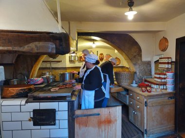 Regensburg, Bavyera, Almanya, 1 Aralık 2024: Tarihi fast food restoranı Wurstkche 'nin (sosis mutfağı) mutfağı. Dünyanın en eski sosis kızartma evi Stone Köprüsü yakınlarında..