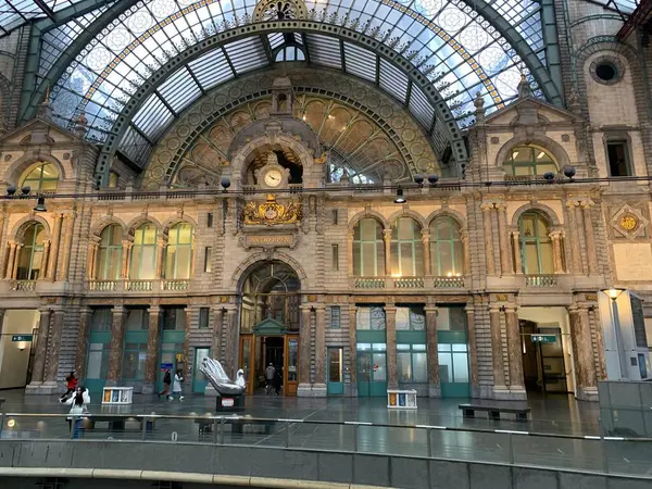 Antwerp, Flanders, Belçika - 09 Ocak 2025: Antwerpen-Centraal tren istasyonunun modern mimari unsurlarla donatılmış güzel restorasyonu.