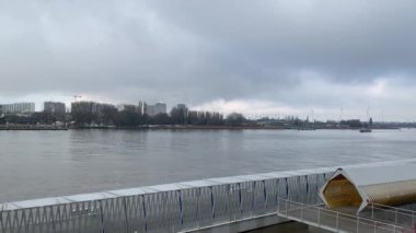 Antwerp, Flanders, Belçika - 09 Ocak 2025: Scheldt Nehri 'ne panoramik manzara soğuk bir kış günü Kuzey Denizi' nden Antwerp şehrine doğru yavaşça akıyor.