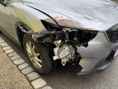 Ganserndorf, Aşağı Avusturya - 06 Ocak 2025: Trafik kazası izleri olan park edilmiş araba.
