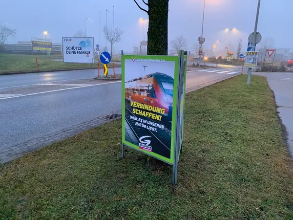 Ganserndorf, Aşağı Avusturya - 06 Ocak 2025: İlan panosunda Die Grunen, The Green Alternative ve FPO 'nun seçim posterleri yer alıyor..