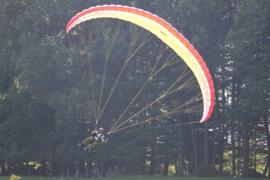 Kettenreith, Kilb, Aşağı Avusturya, Avusturya: 8 Eylül 2009: Güneşli bir günde ormanın yakınına inmek üzere son bankacı pilot. Avusturya kırsalında macera sporu.