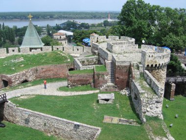Stari Grad, Belgrad, Sırbistan - 24 Haziran 2006: Ruica Kilisesi 'nin Zindan kapısı ve çatısı ile Belgrad Kalesi' nden Sava ve Tuna nehirlerinin birleştiği yere bakın.