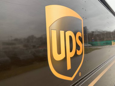 Ganserndorf, Aşağı Avusturya - 12 Ocak 2025: Nakliye şirketi UPS 'nin logosu park halindeki bir teslimat kamyonunun yan duvarında bulundu.