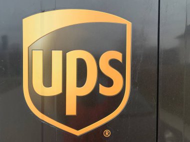 Ganserndorf, Aşağı Avusturya - 12 Ocak 2025: Nakliye şirketi UPS 'nin logosu park halindeki bir teslimat kamyonunun yan duvarında bulundu.