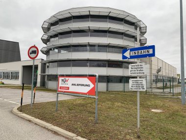 Ganserndorf, Aşağı Avusturya - 12 Ocak 2025: OMV Yenilik ve Teknoloji Merkezi ve OMV Avusturya Keşif ve Üretim Tesisi.
