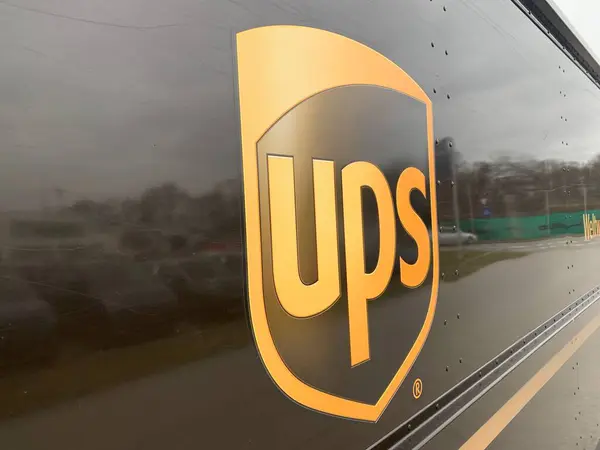 Ganserndorf, Aşağı Avusturya - 12 Ocak 2025: Nakliye şirketi UPS 'nin logosu park halindeki bir teslimat kamyonunun yan duvarında bulundu.