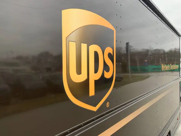Ganserndorf, Aşağı Avusturya - 12 Ocak 2025: Nakliye şirketi UPS 'nin logosu park halindeki bir teslimat kamyonunun yan duvarında bulundu.