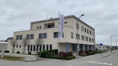 Ganserndorf, Aşağı Avusturya - 12 Ocak 2025: Avusturya 'nın ulusal sağlık sistemi Oesterreichische Gesundheitskasse' nin şube binası.