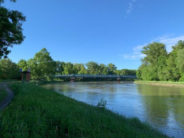 Hohenau, Ganserndorf, Aşağı Avusturya - 22 Mayıs 2021: Avusturya kıyılarından Slovakya tarafına açılan Morava nehri üzerindeki köprü. Baraj tepesinde güneş panelleri olan balık gövdesi.