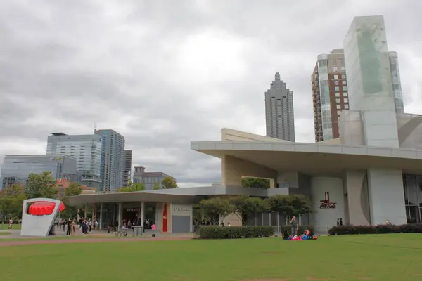 Atlanta, GA, ABD - 28 Eylül 2024: Atlanta, Georgia, ABD 'deki World of Coca-Cola Müzesi. Coca-Cola Şirketi 'nin tarihini gösteriyor. Bulutlu bir gün. Arkaplanda ufuk çizgisi.