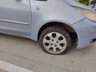 Tata, Macaristan - 4 Ağustos 2024 Patlak lastikli eski araba modeli. Araba arızası. Deflasyon.