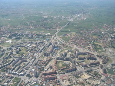Priştine, Kosova - 01 Haziran 2006: Prishtina şehir merkezinin hastane ve Kardeşlik ve Birlik Anıtı ile hava manzarası.