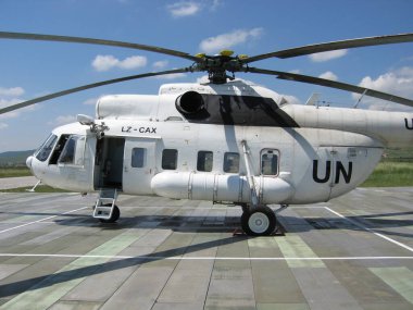 Priştine, Kosova - 01 Haziran 2006: Mil Mi-8P helikopteri, Kosova 'daki Birleşmiş Milletler Geçici Yönetim Misyonu tarafından Prishtina Uluslararası Havalimanı helikopter pistinde çalıştırıldı.