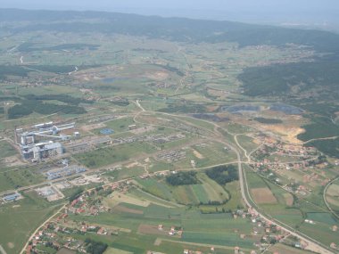 Drenas, Priştine, Kosova - 19 Haziran 2006: Ferronikeli madencilik tesisi ve çevresindeki manzaranın havadan görünüşü.