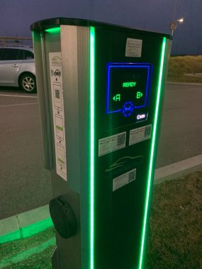 Ganserndorf, Aşağı Avusturya - 18 Ocak 2025: Elektrikli araçların gece şarj edilmesini bekleyen aydınlatma istasyonu.