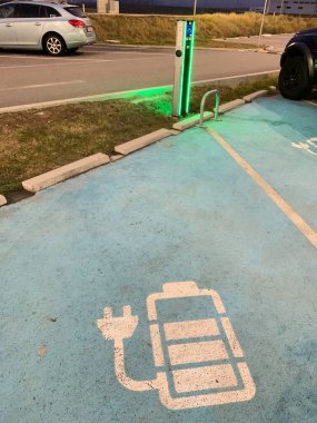 Ganserndorf, Aşağı Avusturya - 18 Ocak 2025: Kamu şarj istasyonunda boş alan gece boyunca elektrikli araçların şarj edilmesini bekliyor.