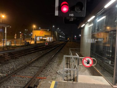 Ganserndorf, Aşağı Avusturya - 22 Ocak 2025: Gece dur işareti yolcuları hayati tehlikesi olan tren trafiğinden kaçınmak için platformu terk etmemeleri konusunda uyarıldı.