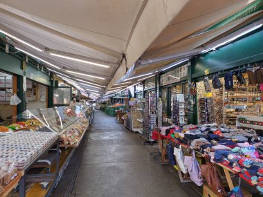 Viyana, Avusturya 8 Ocak 2025: Viyana 'da geleneksel Naschmarkt' ta daha az sıklıkta sabah. Popüler meyve ve sebze pazarı. 1902 'de inşa edilen Wien Nehri üzerindeki Naschmarkt' ın ilk pavyonları..