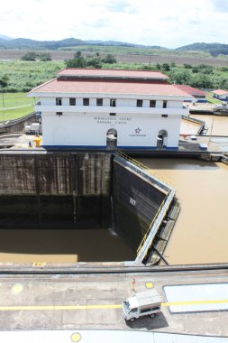 Panama - 02 Aralık 2016: Miraflores 'in ana binası kapalı kapılı ve su seviyesindeki gözle görülür farkla kilitlendi.