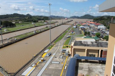 Panama - 02 Aralık 2016: Miraflores 'in panoramik manzarası Atlantik veya Karayip Okyanusu yönüne bakan ziyaretçi merkezinden kilitleniyor.