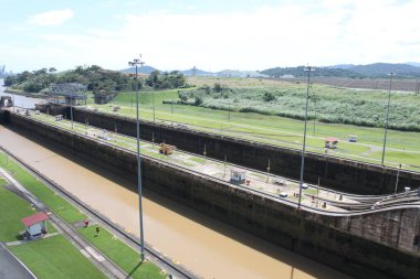 Panama - 02 Aralık 2016: Miraflores 'in kilitleri yarı su basmış kilit odalarıyla dolu.