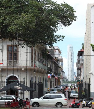 Panama City, Panama - 02 Aralık 2016: Panama City sokaklarından gökdelene bakın. Eski ve yeni modern binaların aksine.