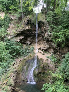 Miskolc, Lillafured, Macaristan-5 Ağustos 2024: Szinva Şelalesi, Lillafured, Bukk Ulusal Parkı 'nda bulunan tarihi Palota Kalesi' nin güzel bahçelerinde asıldı. Yaz günü. Dikey. Kimse.