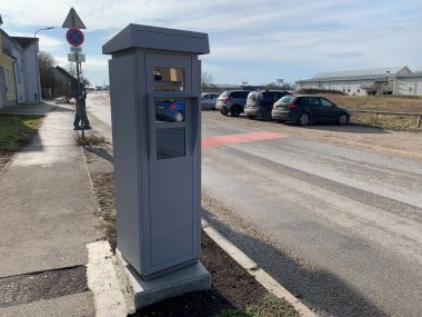 Ganserndorf, Aşağı Avusturya - 26 Ocak 2025: Okul bölgesinde hız limitini uygulamak için sabit hız kamerası sistemi. 