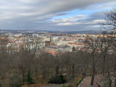 Brno, Güney Moravya, Çek Cumhuriyeti - 23 Kasım 2019: Spilberk Kalesi 'nden Bruenn şehir merkezine kadar panoramik manzara. 
